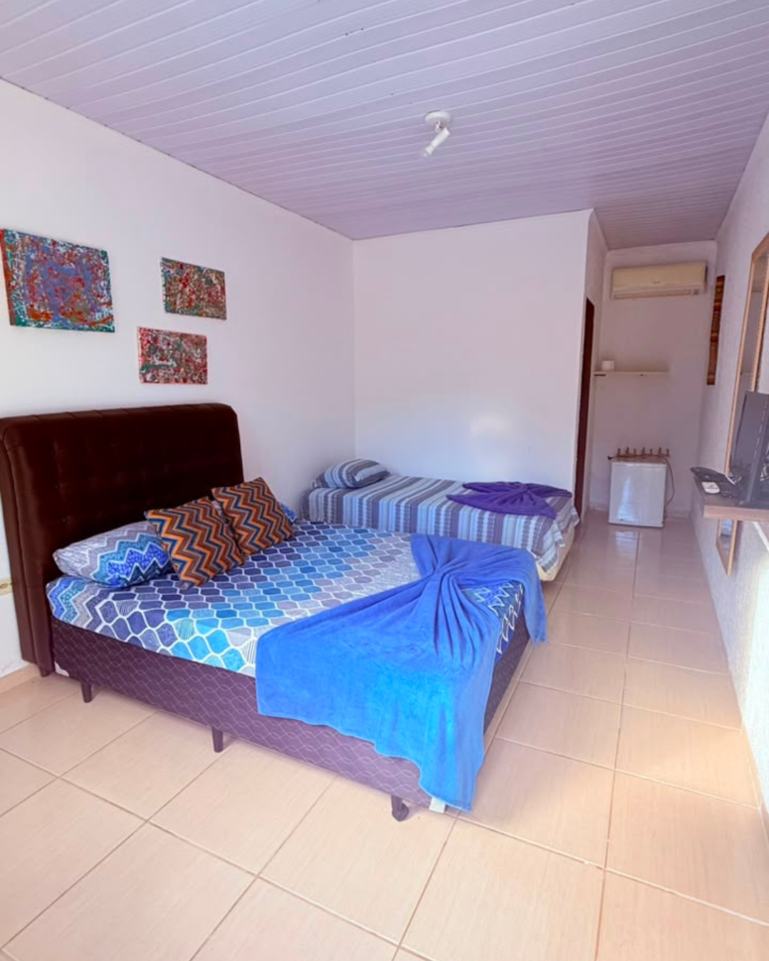 Suíte ampla com cama de casal e solteiro