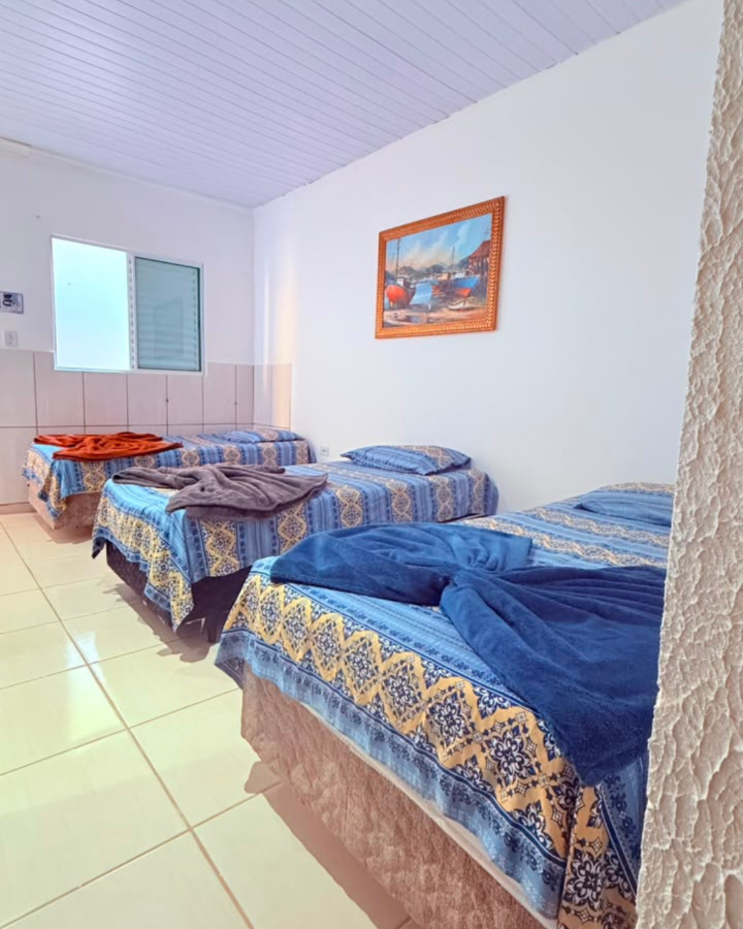 Quarto triplo em tons azuis