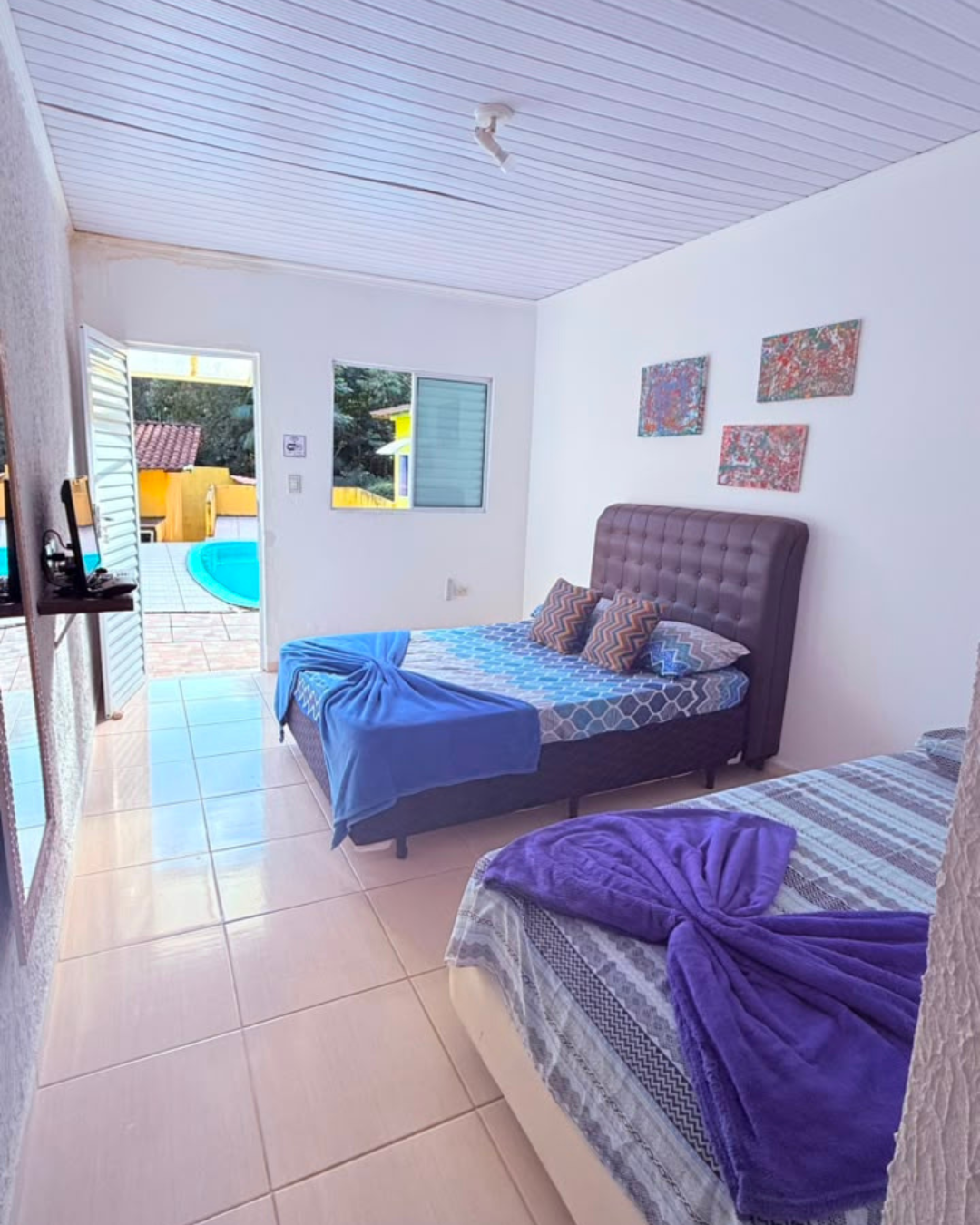 Quarto com acesso à área da piscina