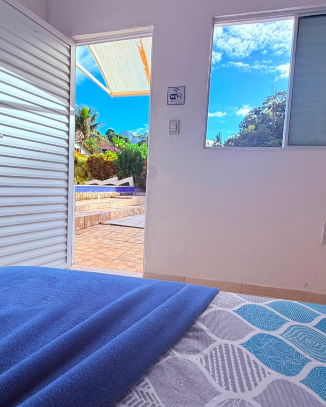 Vista da suíte para a piscina e montanhas