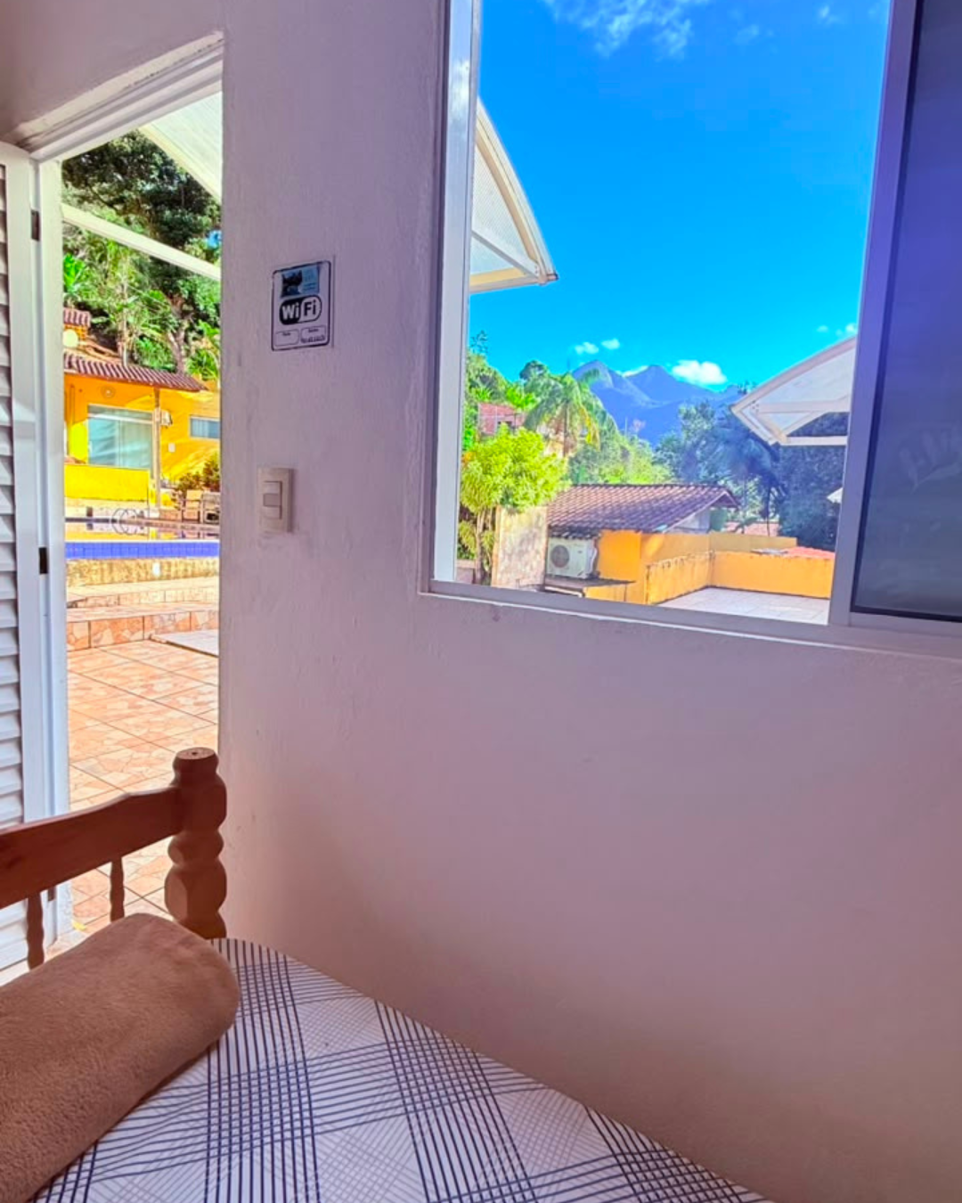 Janela do quarto com vista da serra