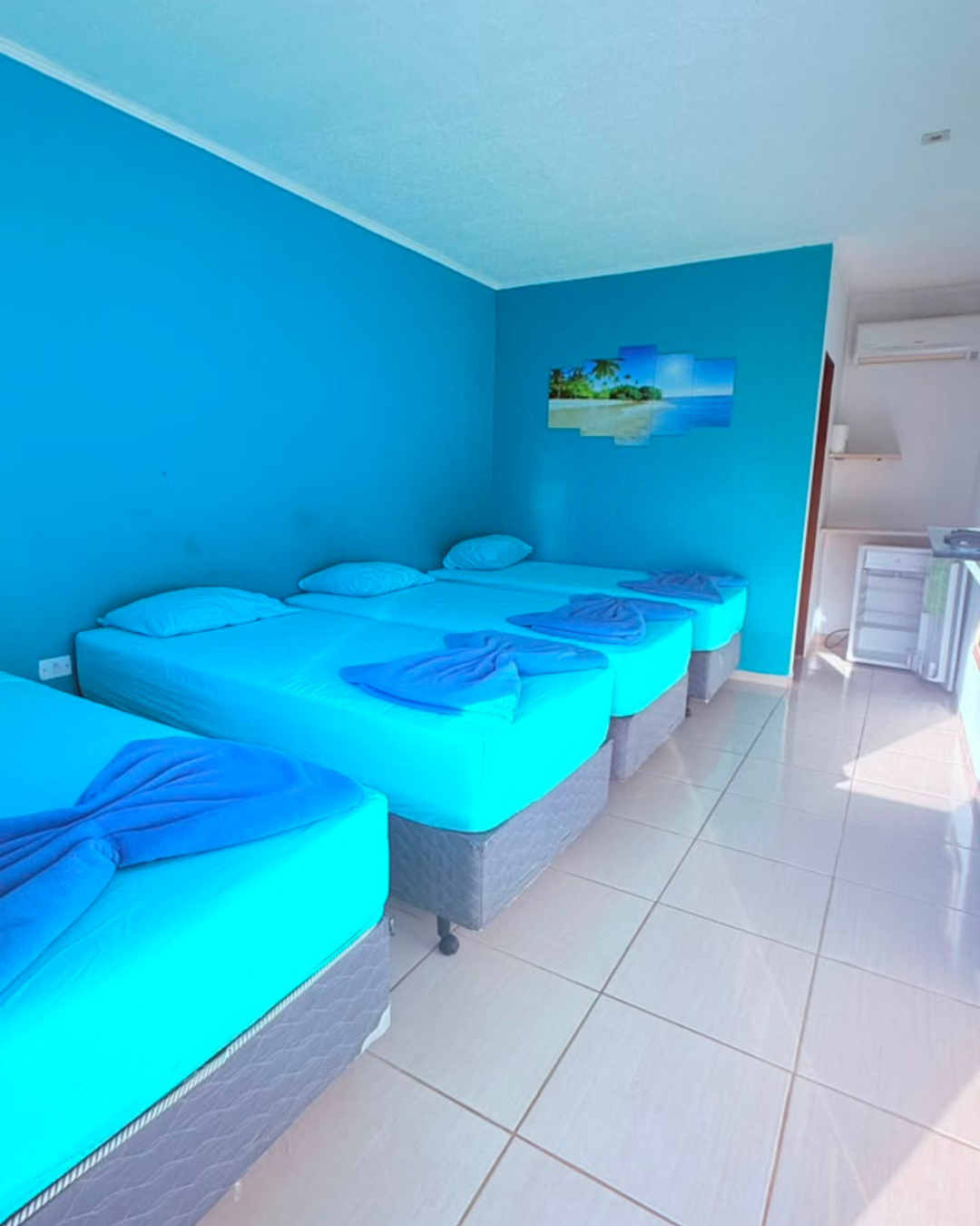 Quarto quádruplo com paredes azuis