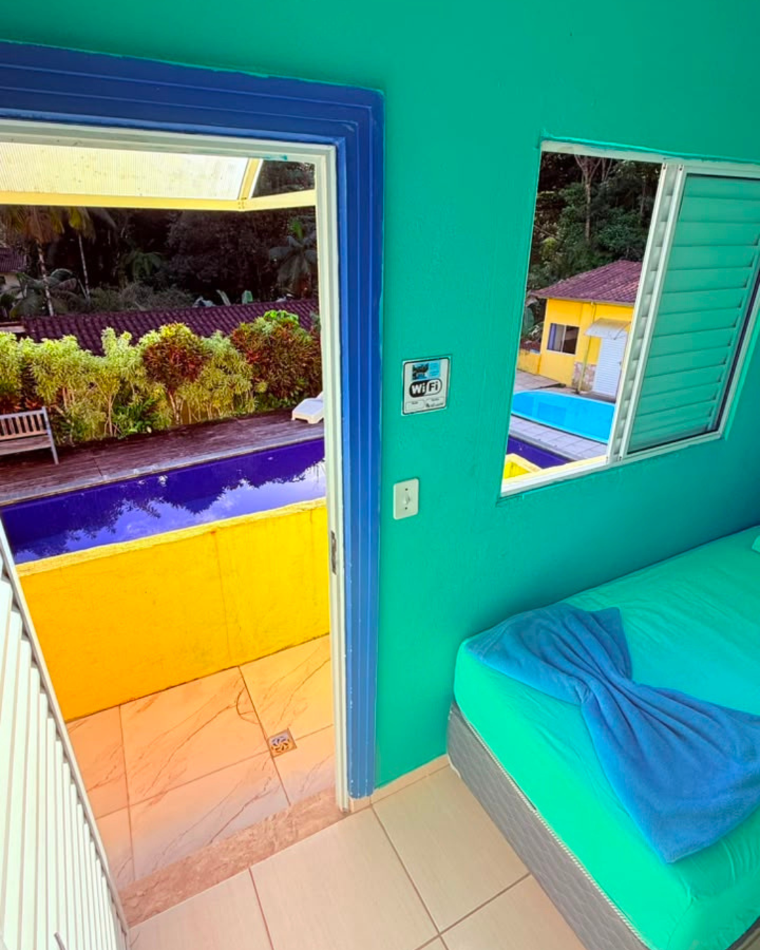 Suíte com vista para a piscina