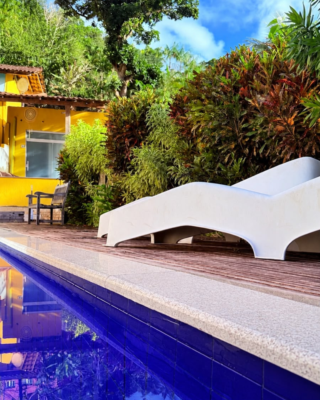 Piscina com espreguiçadeiras